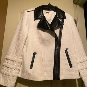Chico’s 
MOTO
TWEED AND FAUX LEATHER
LS JACKET
ECRU-off white